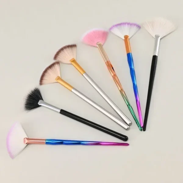Facial Fan Brush